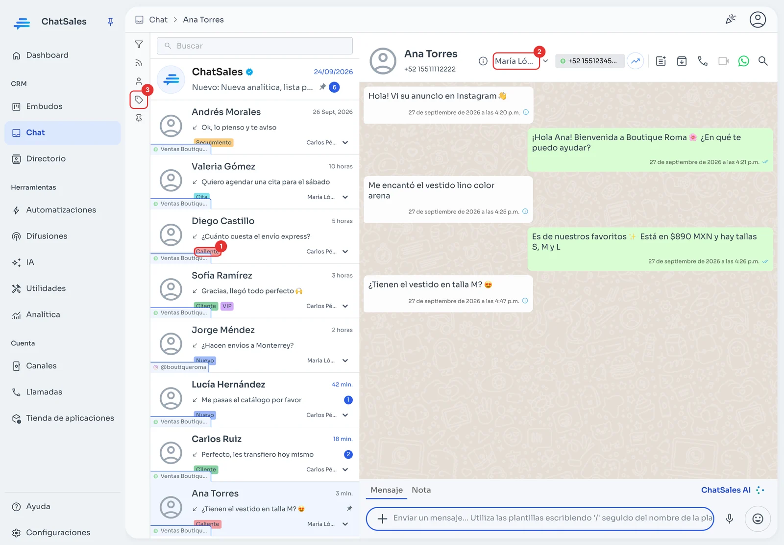 Bandeja de chat de ChatSales con etiquetas en la lista y el asesor asignado en el encabezado