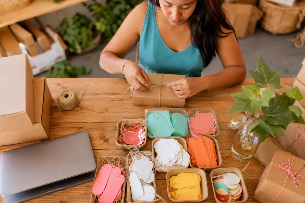 Etiquetas de colores ordenadas en charolas sobre un escritorio